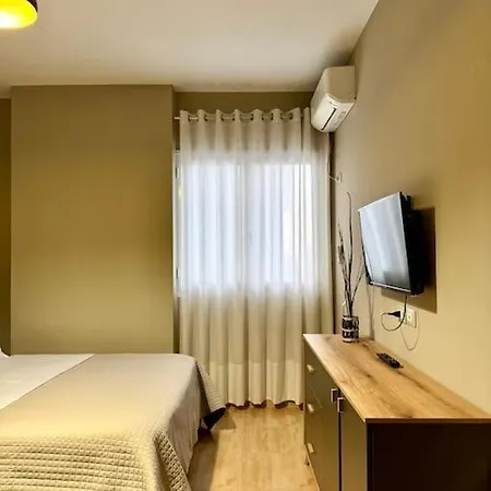 Cozy Seaside Retreat アパート Vlorë