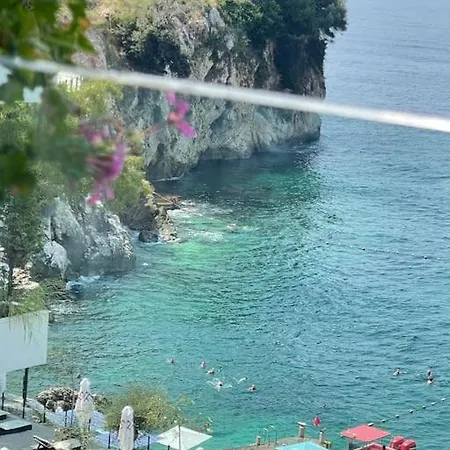 Cozy Seaside Retreat アパート Vlorë